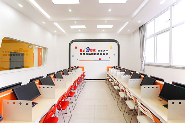 重庆新华电脑学校第一实训室